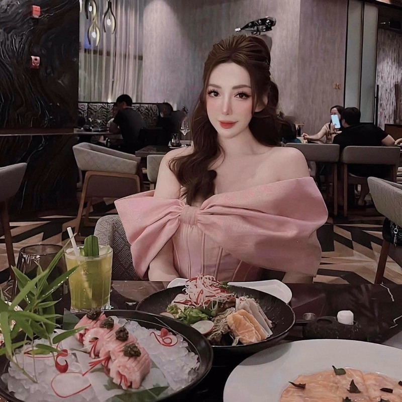 Đầm bẹt vai hồng phối nhũ dự tiệc hình sàn thật