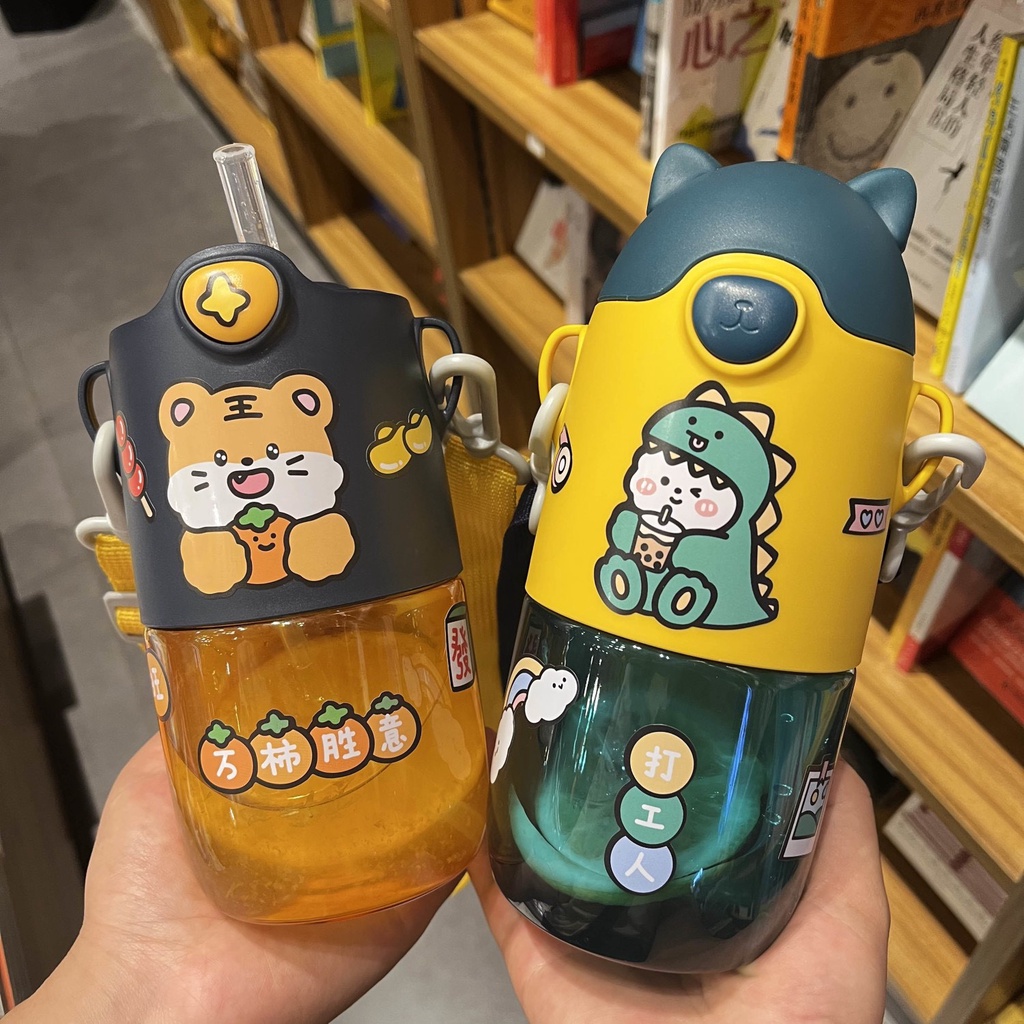 Bình nước hình hoạt hình siêu cute 650ml có dây đeo và ống hút vô cùng tiện lợi khi mang đi theo