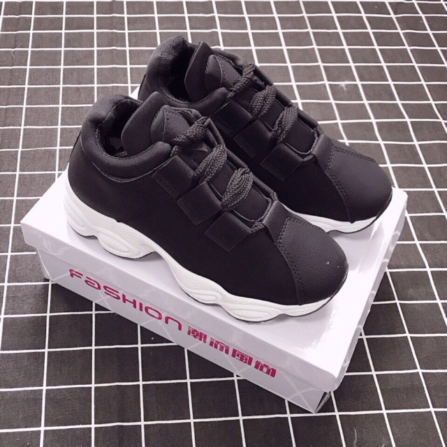 Giày Sneaker