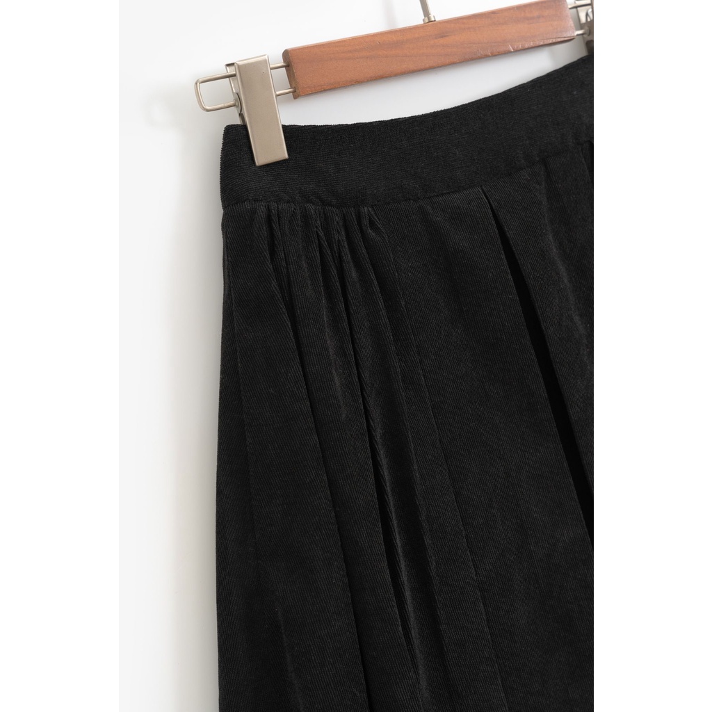 Chân váy nhung xếp ly MADELEN màu đen nữ tính | BigBuy360 - bigbuy360.vn