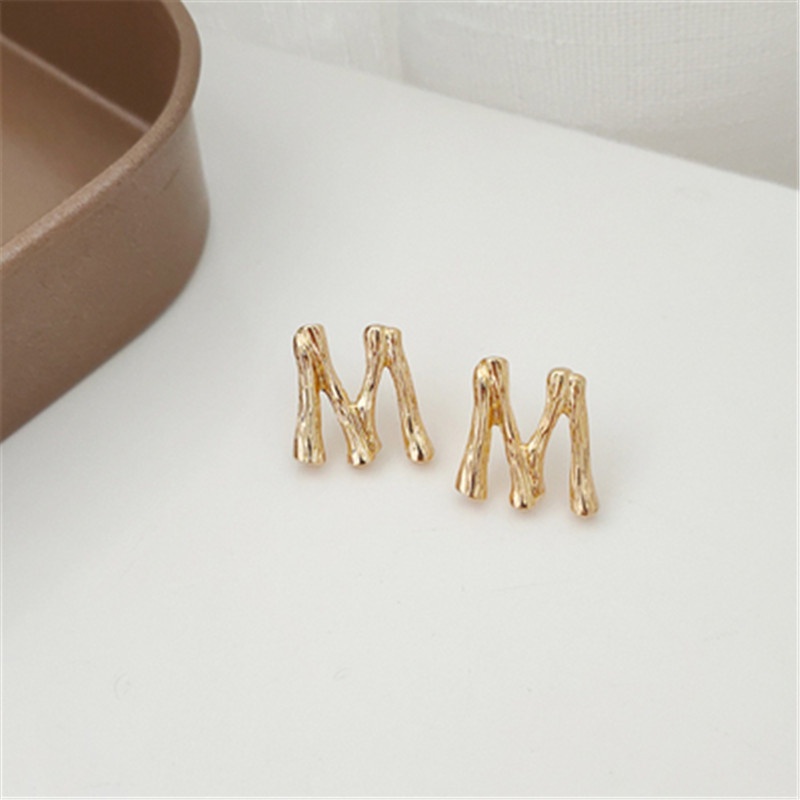 Hoa tai chữ cái hợp kim phong cách Âu Mỹ