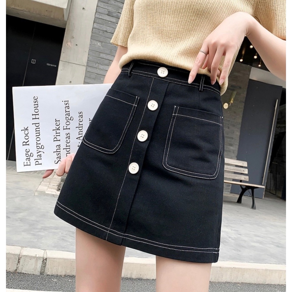 Chân váy lưng cao dáng chữ A ngắn viền chỉ nổi phối cúc có quần chống lộ trong phong cách PT8X