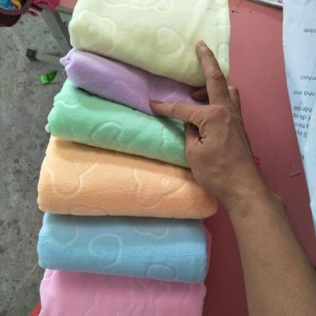 4 sét khăn tắm và 2kg hạt bí rang