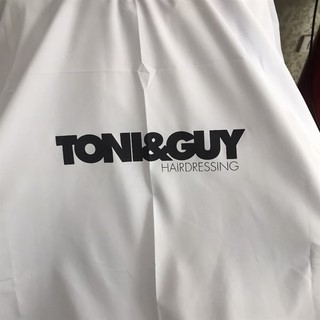 Áo choàng cắt tóc Toni & Guy