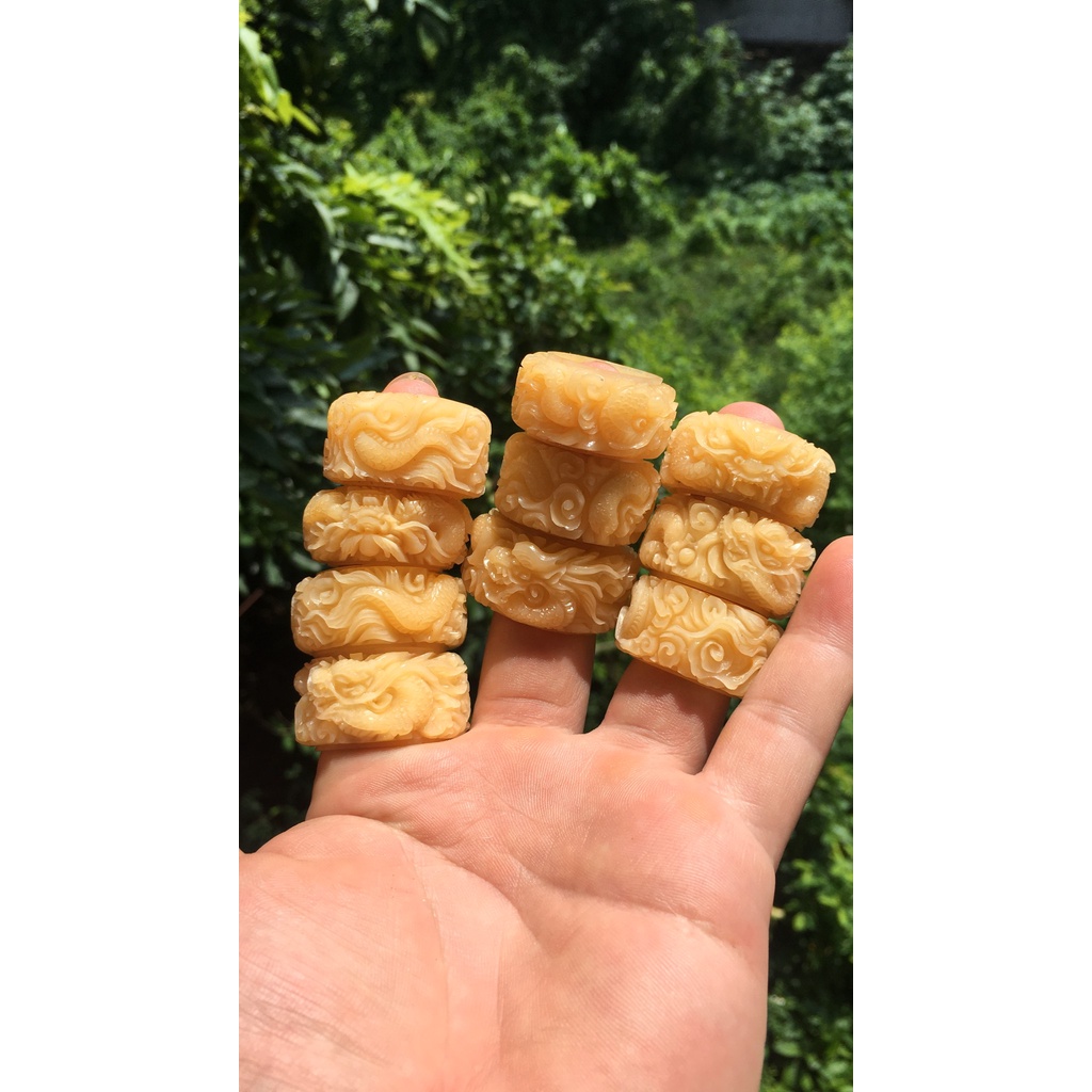 Nhẫn mỹ nghệ trạm khắc tinh xảo bằng tay màu huyết