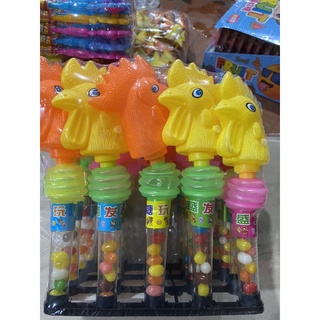 vỉ 20 cây kẹo dẻo bi kèm đồ chơi hình con gà bóp kêu