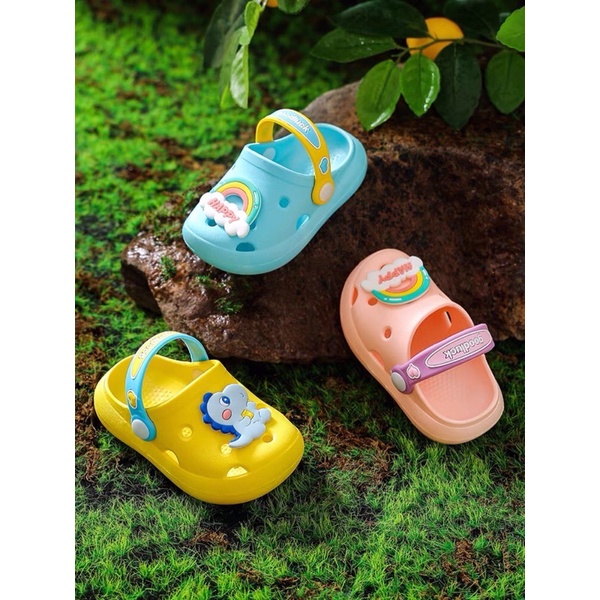 Sục cho bé trai bé gái- Dép cho bé đi êm chân ko trơn trượt nhiều màu sắc- sticker khủng long cầu vồng ngộ nghĩnh SUC618