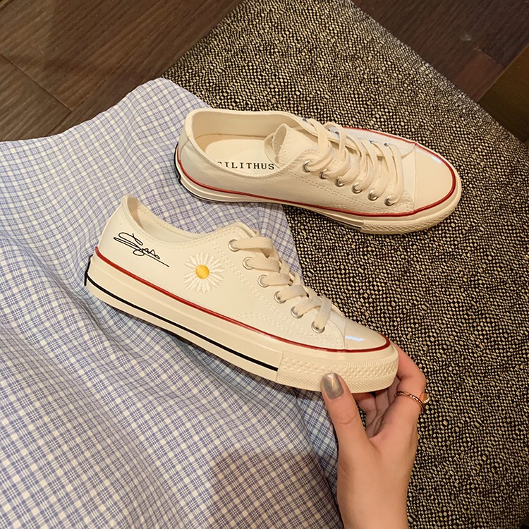 Giày Sneaker Nữ Kiểu Dáng CV Thêu Hoa Cúc Với Chữ Ký Độc Đáo | BigBuy360 - bigbuy360.vn