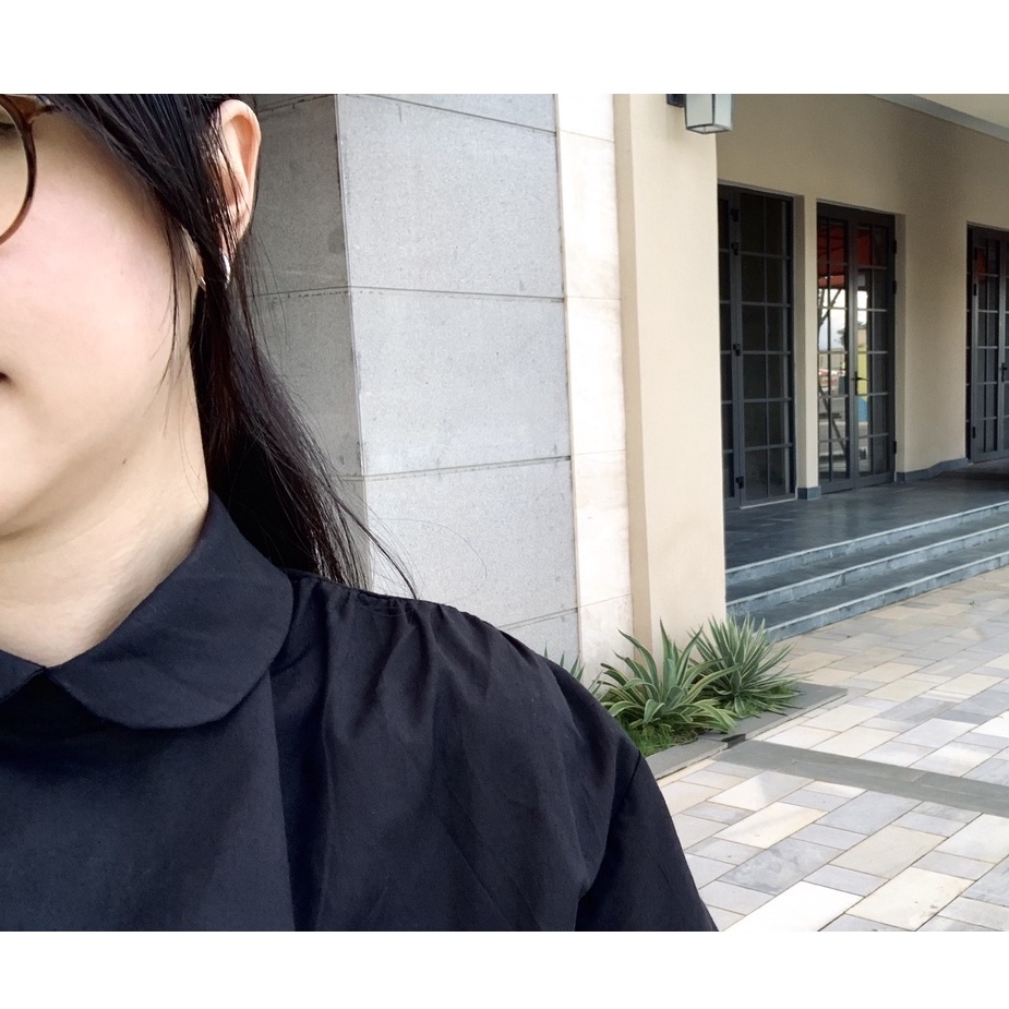 Áo sơmi đen cổ sen tròn, nhún vai, nút gài sau cổ phong cách Hàn, vải cotton mềm