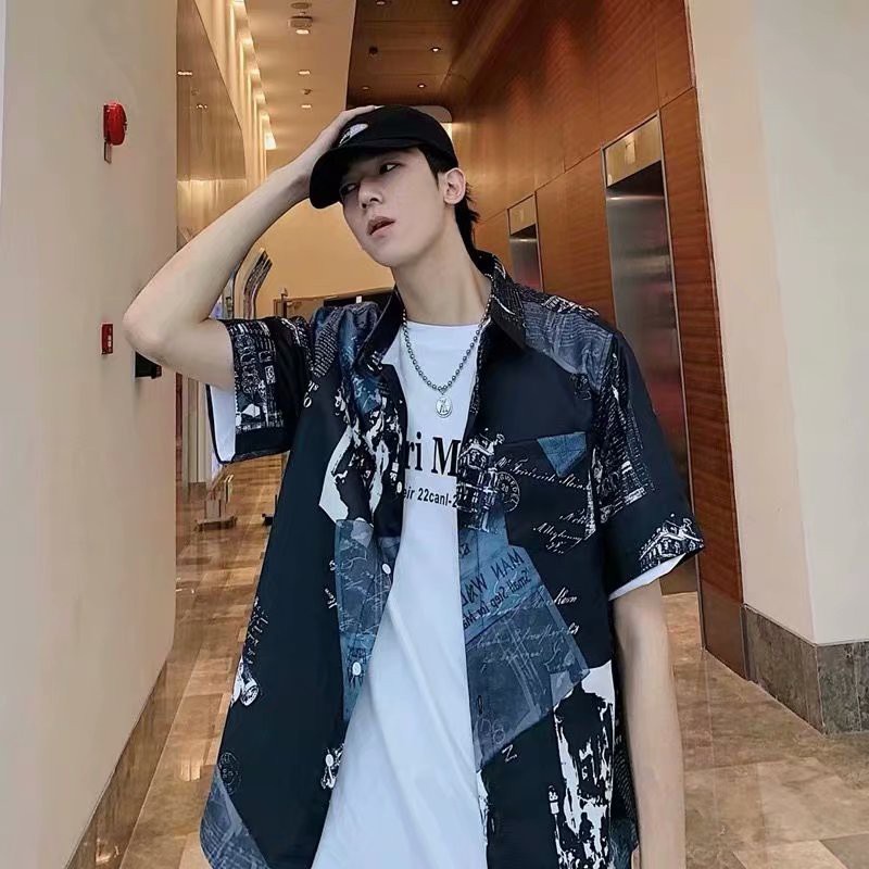 Áo sơ mi tay ngắn họa tiết tờ báo màu trắng đen phong cách hip hop thời trang cho nam