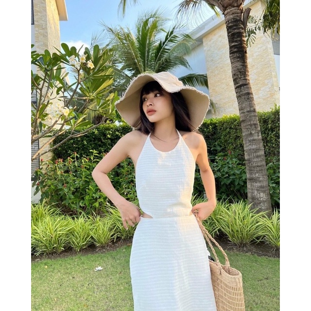 Đầm suông cổ yếm khoét eo