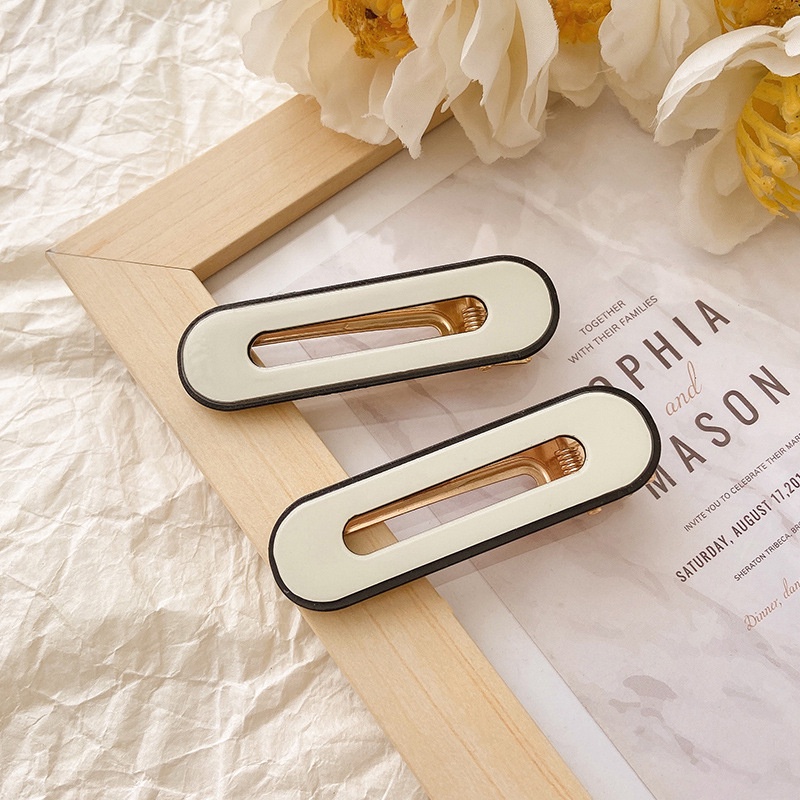 Kẹp Tóc Mỏ Vịt Một Bên Họa Tiết Caro Trắng Đen Không Đường May Cho Nữ