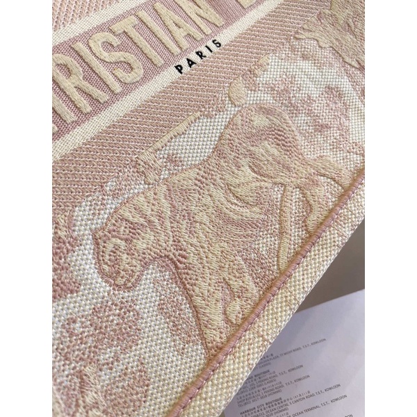 TÚI DI OR TOTE BOOK TOTE PINK CÔNG SỞ CHẤT THỔ CẨM HÀNG THÊU SIZE 36