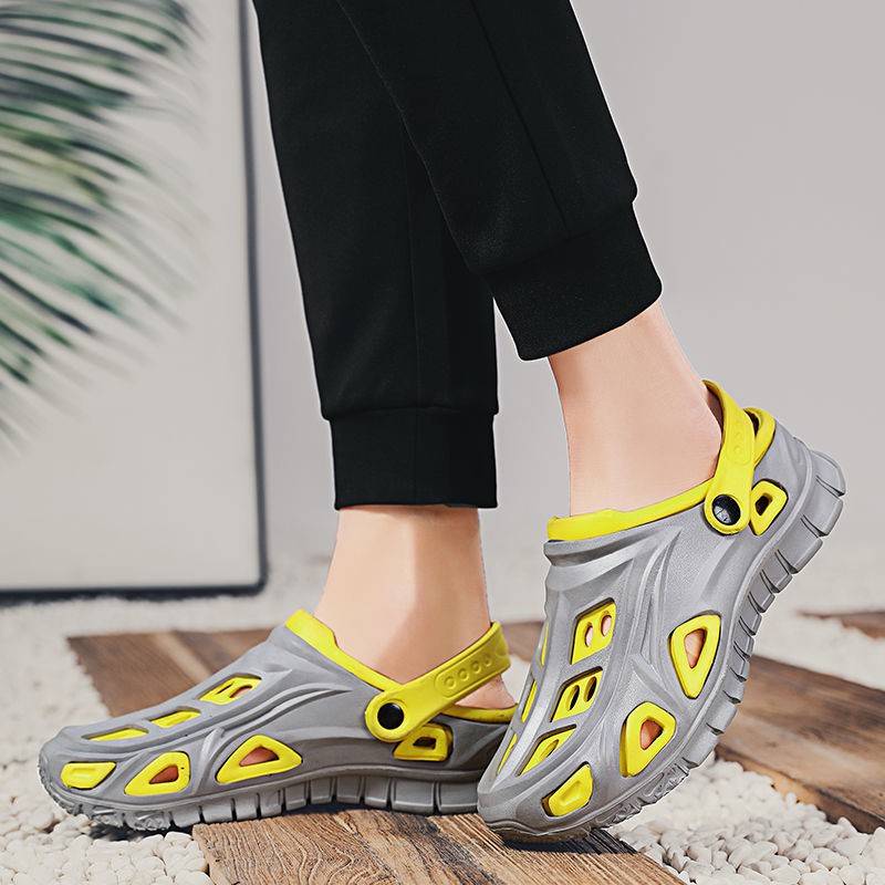 Summer hole shoes Men s sandals Beach Korean style Trend personality and slippers Baotou Outer wear Casual