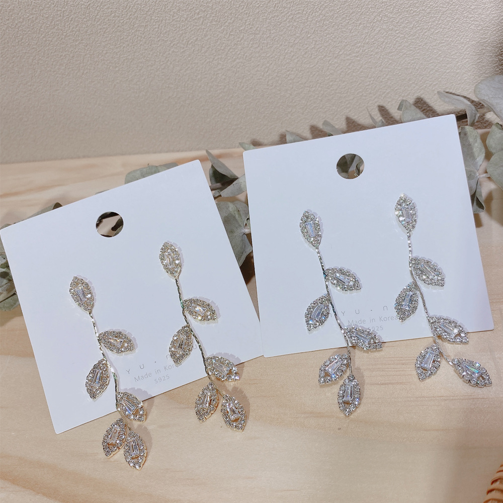 Đôi khuyên tai hình chiếc lá tua rua kiểu dáng thời trang