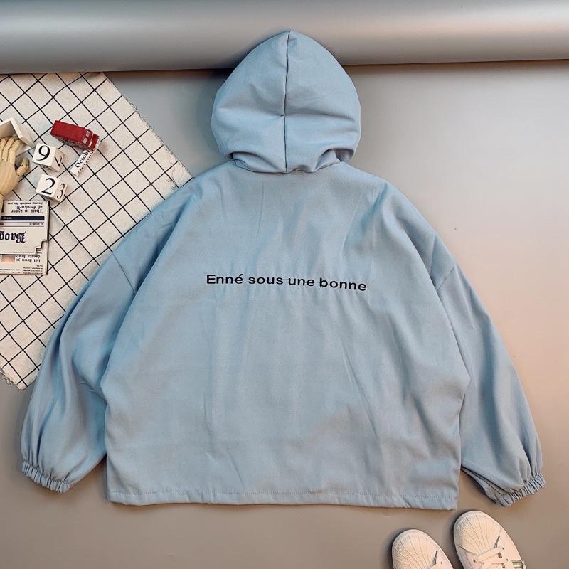 AKDL08_Áo Khoác Da Nữ Có Nón Phom Rộng Tay Phồng_Chất Da Lộn Hình Thêu Trước Và Chữ Sau_Vải Nhập Mịn Mát Không Xù Lông