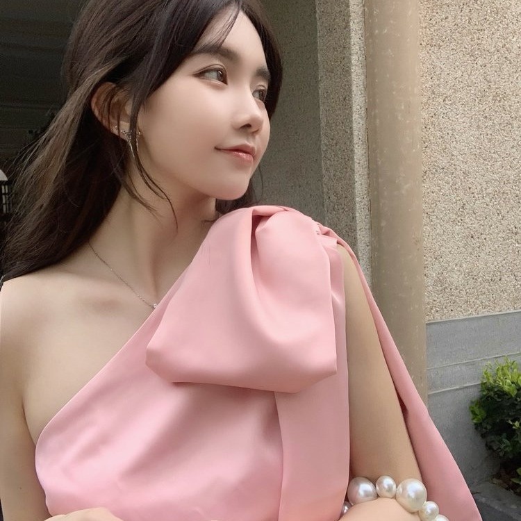 Thời Trang Áo Hai Dây Đính Nơ Quyến Rũ Cho Nữ