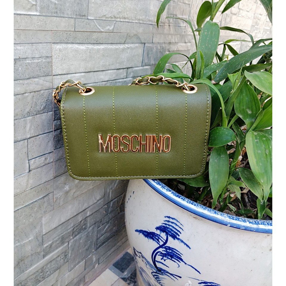 Túi đeo chéo gắn chữ Moschino