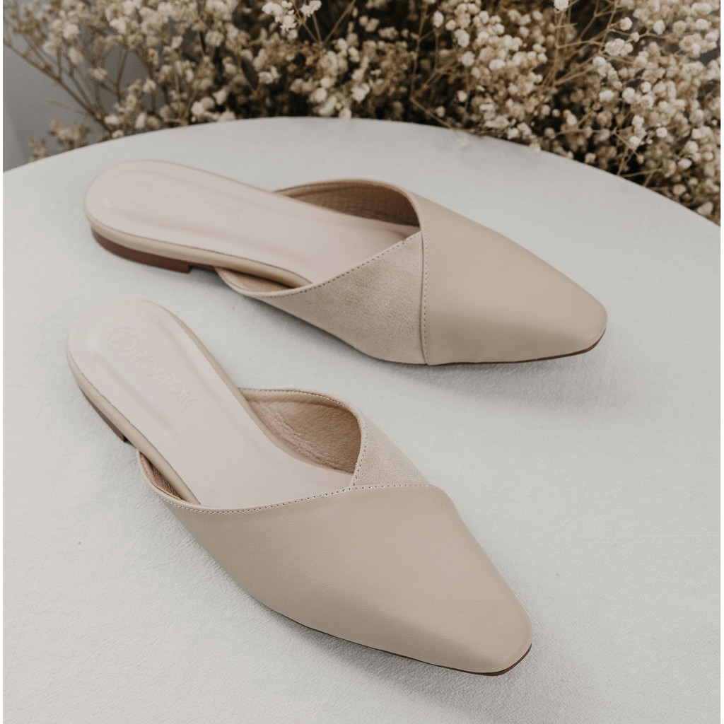 [Mã FASHIONT4WA2 giảm 10k đơn từ 50k] Dép Nữ giayBOM Mũi Nhọn Đế Bệt Chất Liệu Da Tổng Hợp GB00010