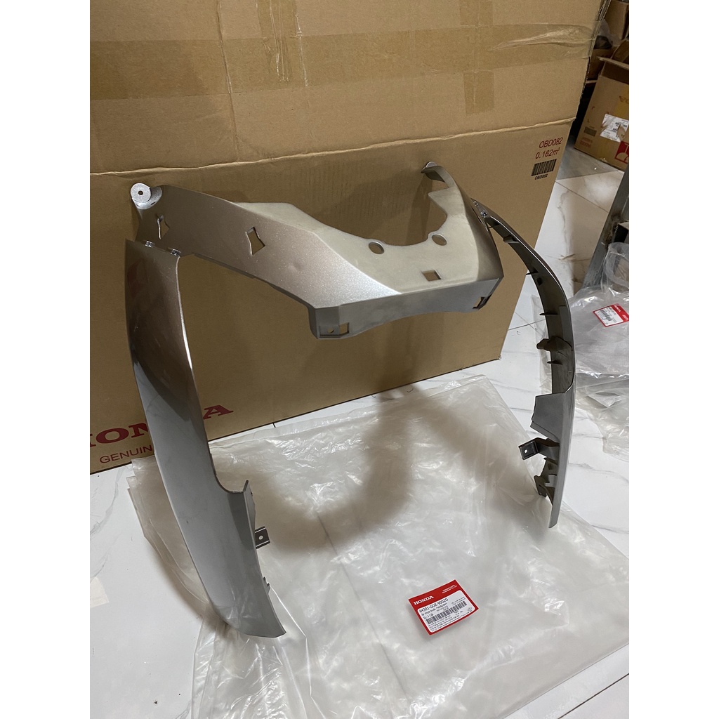 Bộ ốp nhựa quây trước - chữ M HONDA LEAD 110 đời Cũ năm 2009-2011 màu Bạc. 64301GGE900ZG