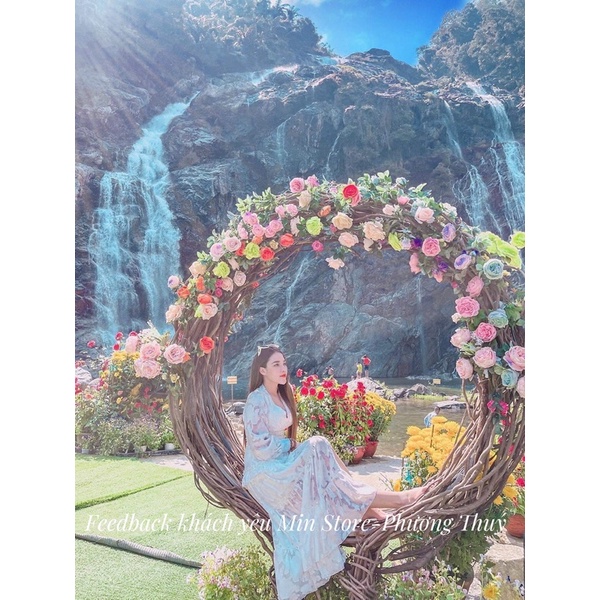 Váy trắng sẻ đùi