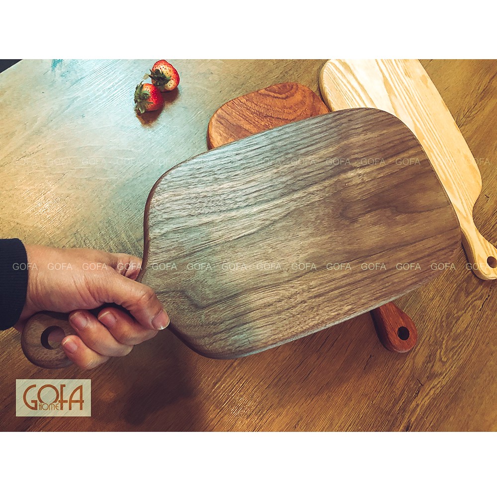 Thớt gỗ decor cao cấp có quai cầm lệch, làm từ gỗ óc chó, gỗ gõ đỏ, gỗ tần bì, sản phẩm của GOFA