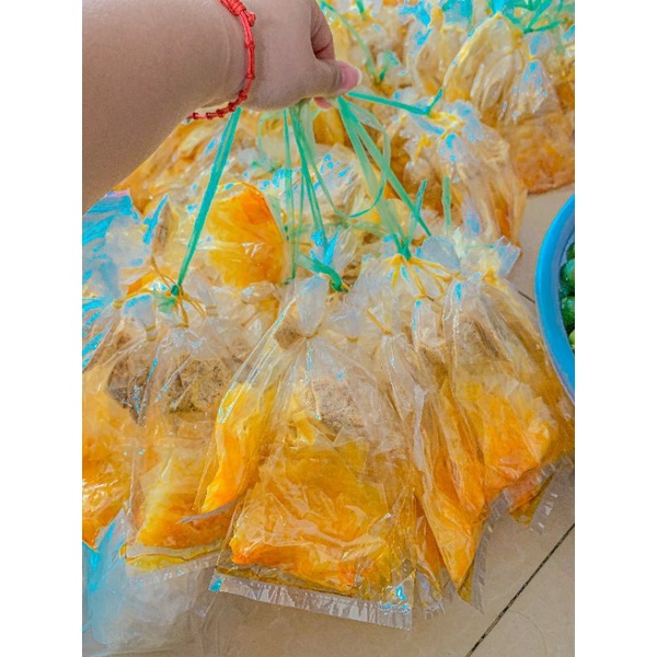 Bánh tráng xâu dầu muối vàng tuổi thơ .