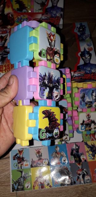 Sét lắp ráp siêu nhân đa năng cho bé học chữ cái bằng nhựa có 28 miếng ghép