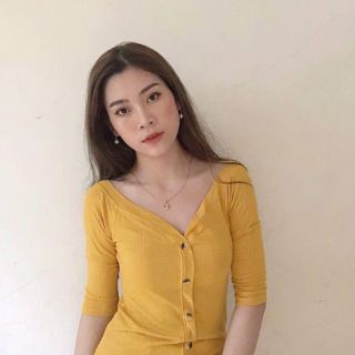 Áo tăm trễ vai đính cúc