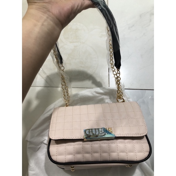 Túi Guess Hồng nhạt.