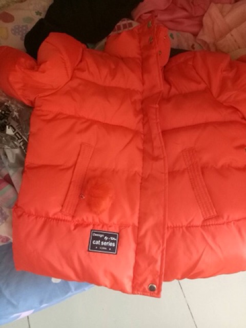 Áo phao dánh ngắn kèm quả cầu lông