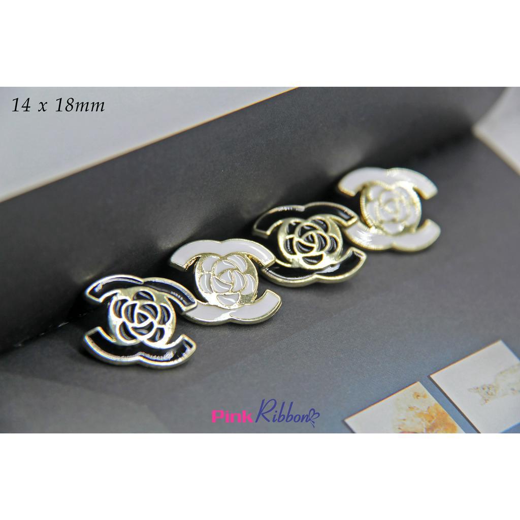 Charm chữ X hình hoa có tai treo màu đen-trắng