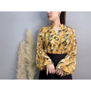 Sơ mi cổ V vàng tay lồng đèn