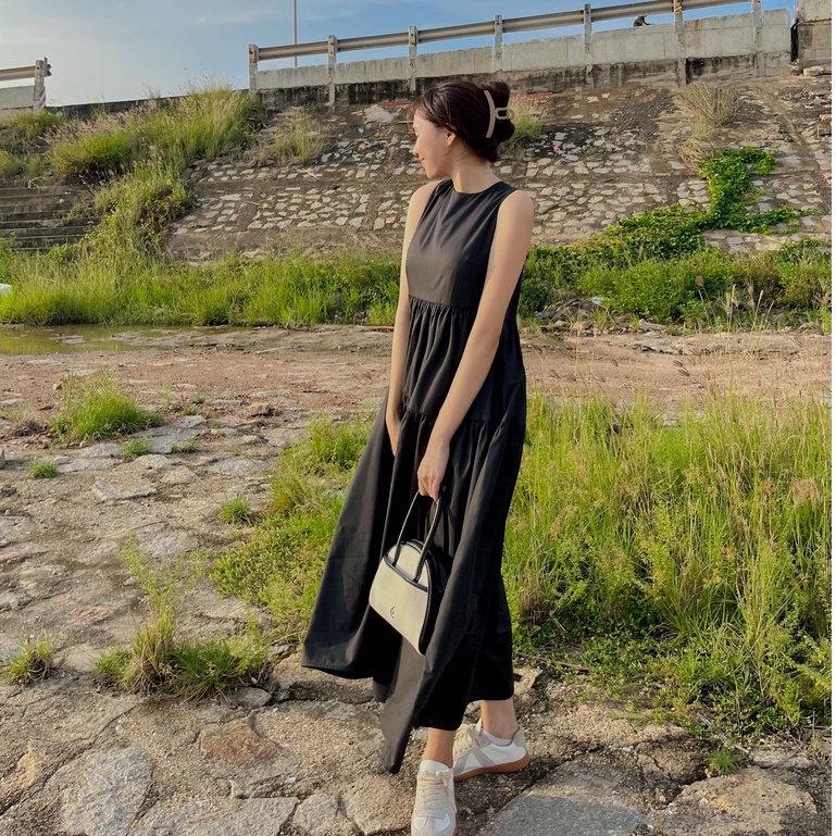 Váy đen Fabric Holic dáng dài sát nách