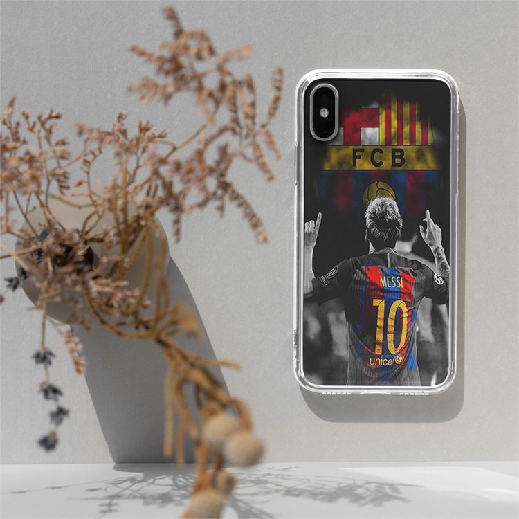 Ốp ĐT cậu thủ messi Hình messi giơ ngón tay tạ chúa nền logo barca mờ dành cho Iphone 5 đến 12 Promax BAR20210023