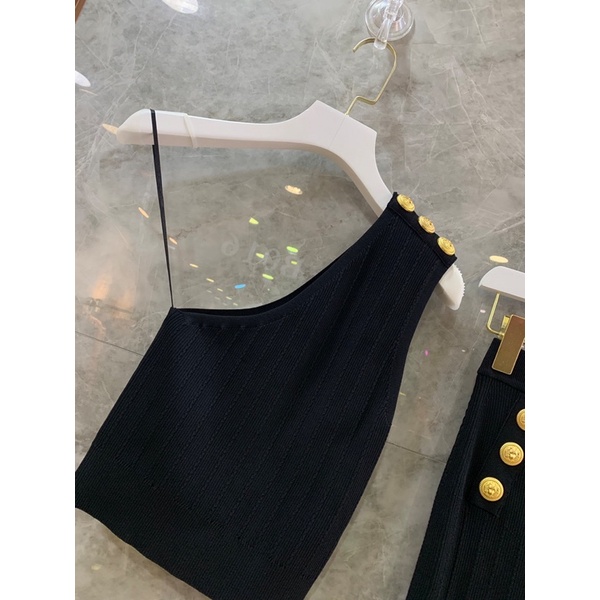 Set trang phục len nữ gồm áo croptop lệch vai và chân váy dáng ôm thương hiệu Balmain cao cấp