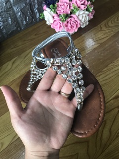 Sandal xỏ ngón