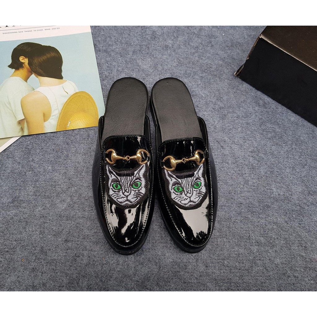 Giày sục da bóng  THÊU HÌNH MÈO  trang trí mác G.C kim loại.