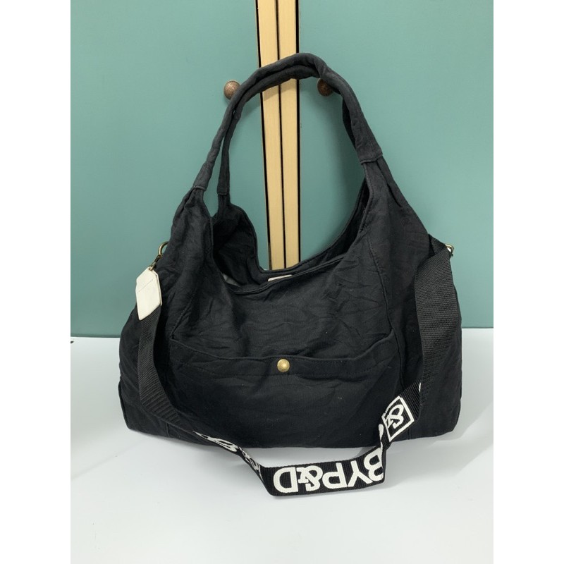 Túi chuẩn si. túi qua sử dụng. túi chằt vải kaki mềm fom mang vai có dây mang chéo. lót dù sạch mới. sz ngang ba tám....