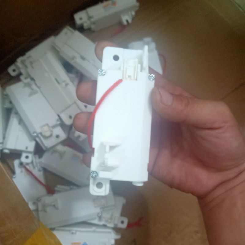 Khoá cửa máy giặt LG inverter lồng đứng