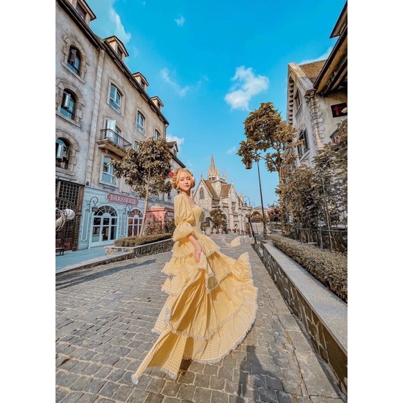 Đầm kate maxi caro vàng cổ vuông tay lửng bèo tầng phối ren