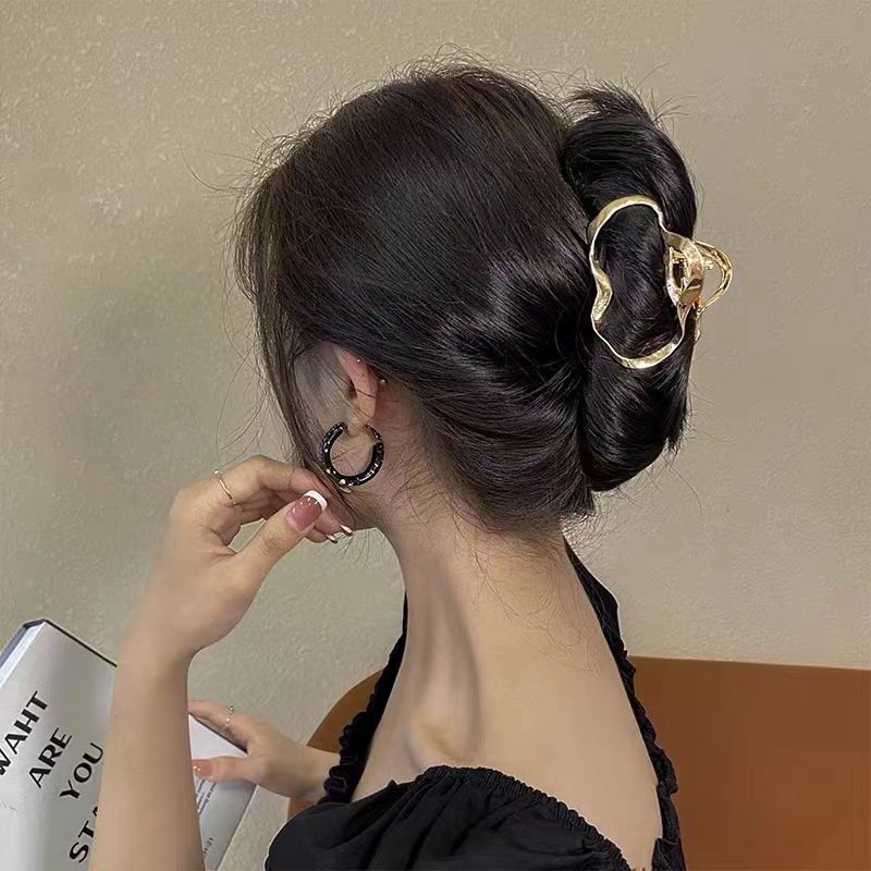 Kẹp càng cua cá mập kim loại hình tròn uốn lượn thời trang Tatitava