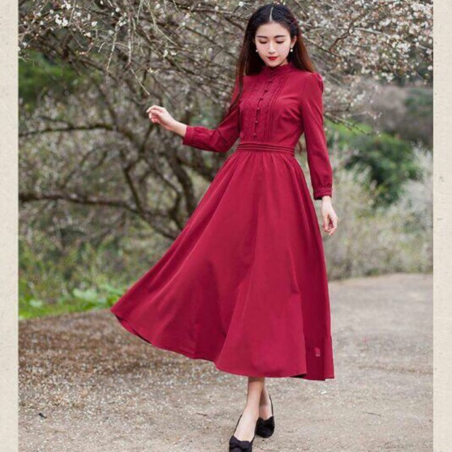 Đầm maxi đỏ cổ trụ phối ren đính nút dáng tiểu thư