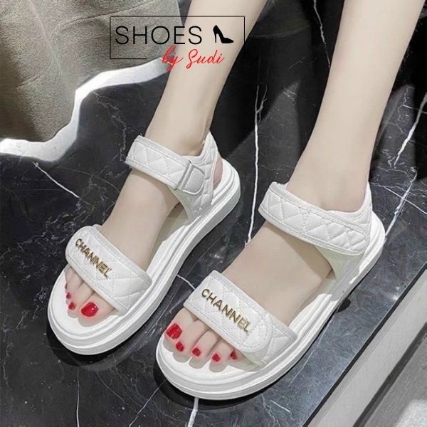 Sandal đế bằng SUDI - SD035-AIF cao 3p có đệm quai ngang in chữ nổi có 2 màu trắng đen dễ phối đồ cho học sinh sinh viên