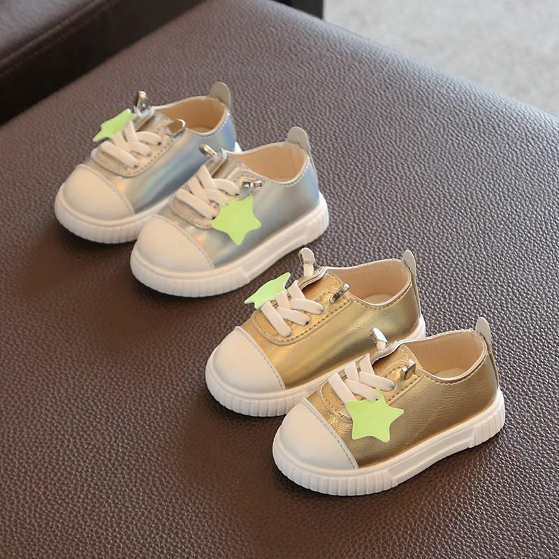 Giày thể thao in chữ dễ thương cho bé