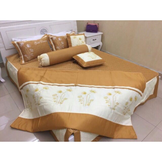 Bộ chăn ga cưới satin thêu hoa 7 món Chất liệu: 100% Satin Poly, độ bóng sang trọng, mềm mại không phai màu không xù