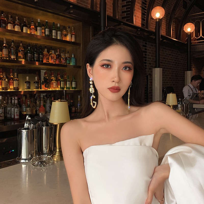 Bông tai mạ vàng thiết kế bất đối xứng đính pha lê hình chữ G_M1099