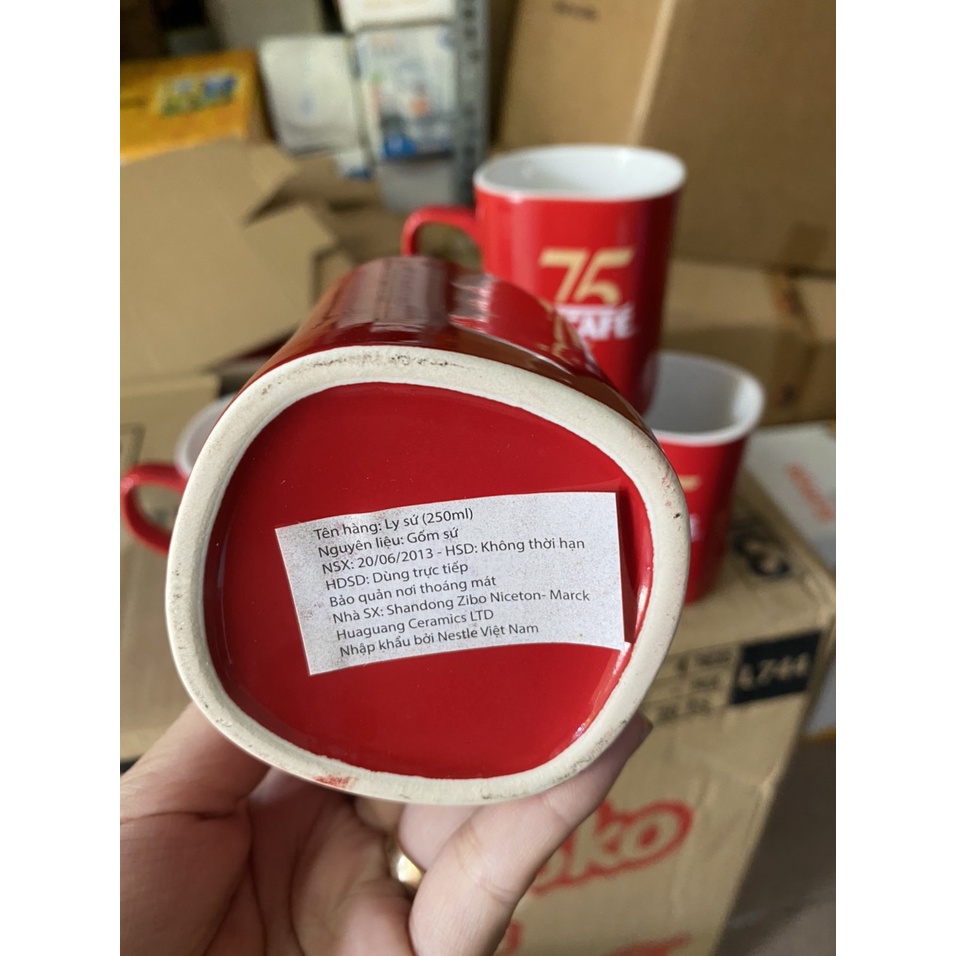 LY SỨ CÓ QUAI QUÀ TẶNG TỪ NESCAFE MÀU Đ