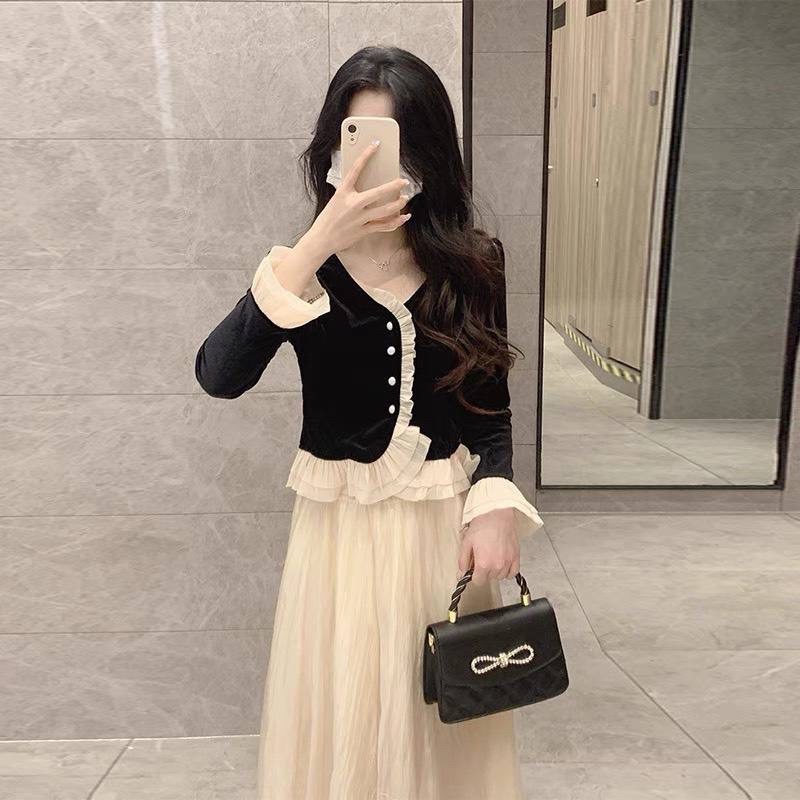 Set Đồ Nữ Áo Nhung Đen Viền Nude Kèm Chân Váy Xoè Bồng Sang Chảnh