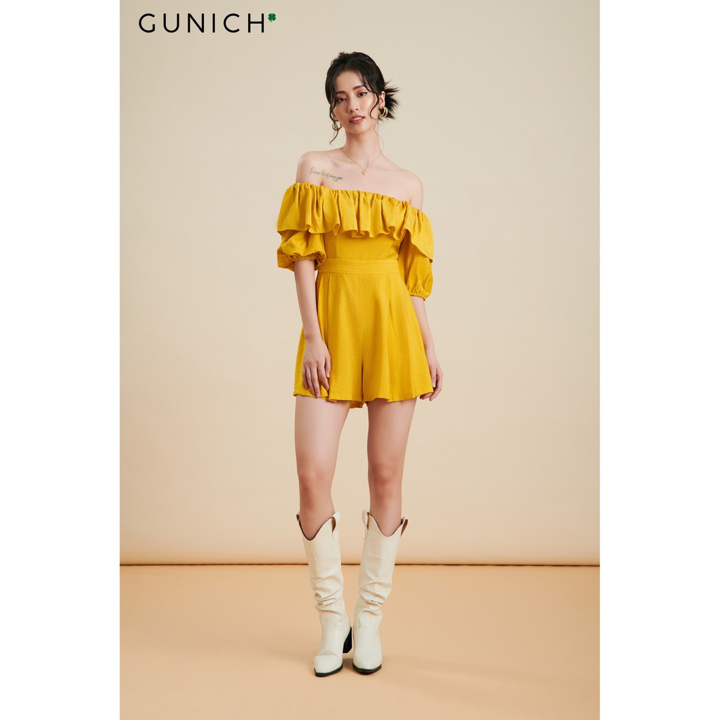 Playsuit trễ vai tay phồng màu vàng vải đũi Gunich